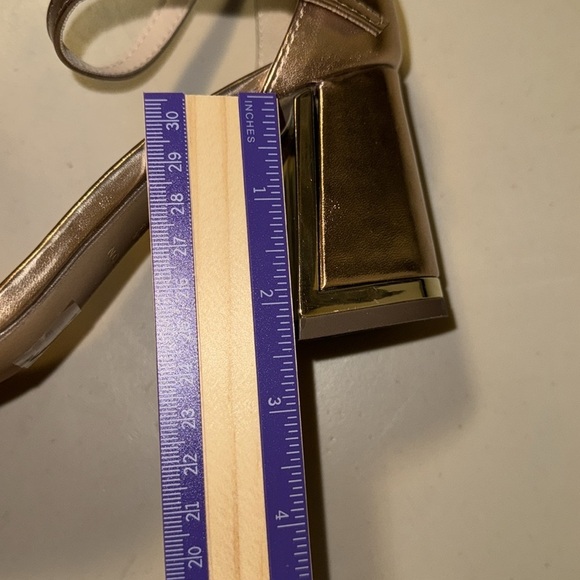 💥Halston rose gold block heel sandal Shoe
Style: HH/PRACTICL2-S Women’s 8 - Picture 9 of 9